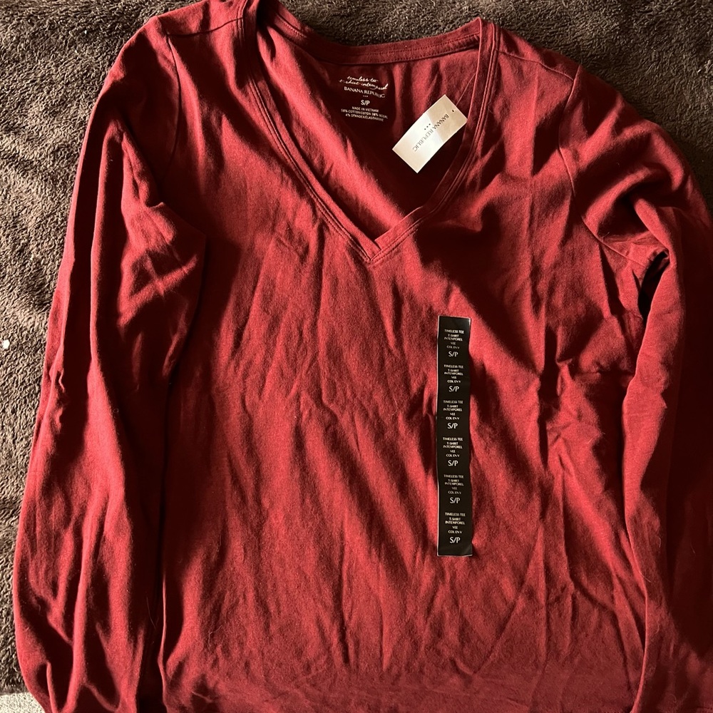 UNWORN WITH TAGS BANANA REPUBLIC VNECK (multiple)